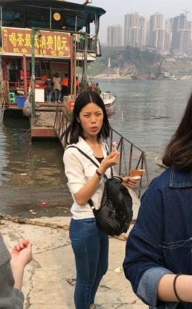 白T恤紧身牛仔裤娇小身材美女