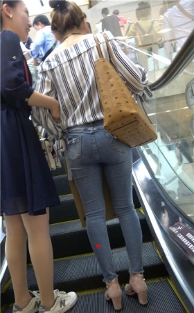 牛仔紧身裤小姐姐