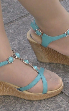 蓝色凉鞋灰丝美女