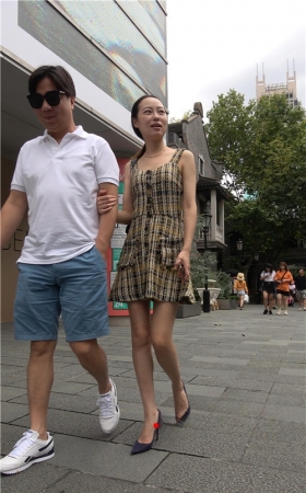 连体吊带裙小姐姐