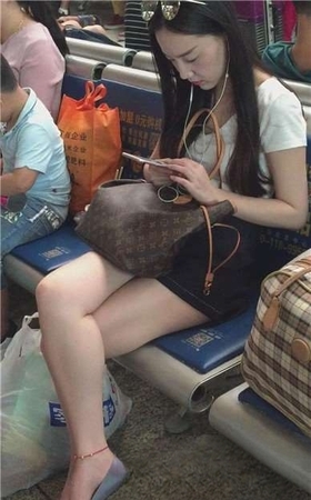 性感白皙美腿的女神车站候车室等车。