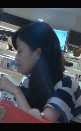 来看看化妆师如何为走秀模特的脚补妆