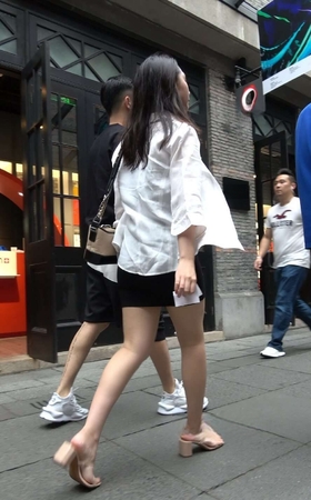 4K – 街拍短裙白衬衫美女姐姐 [2.95 GB/MP4]