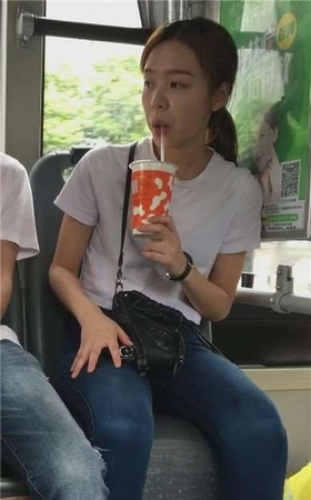 一路跟着紧身蓝牛小清新美眉  [1.74 GB]