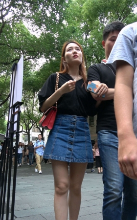 牛仔裙长腿长发小姐姐