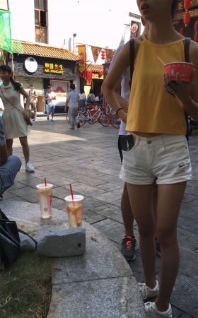 白色短裤美腿靓女
