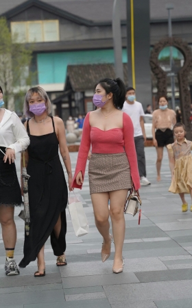 街拍气质轻熟的低胸裙少f [21P]