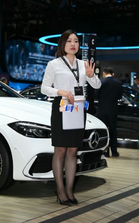 短发的奔驰销售 [18P]