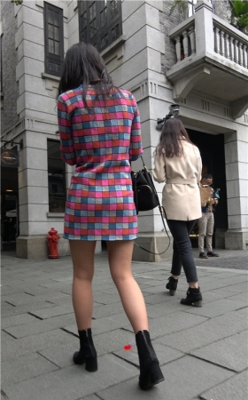 格子连体裙小姐姐
