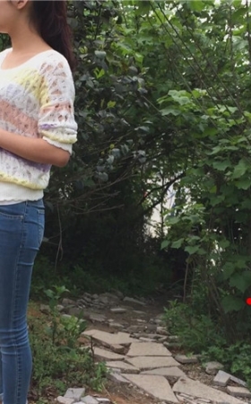 等车的牛仔裤妹子