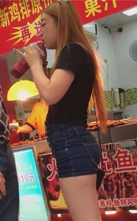 高腰紧身热裤苹果臀美女边逛街边撸串 [1.10 GB]
