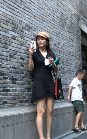 黑色连衣裙气质美女
