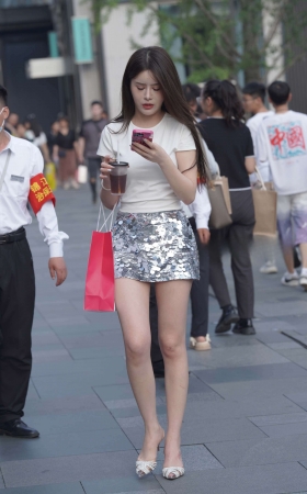 另一个版本的闪片裙美女 [24P]