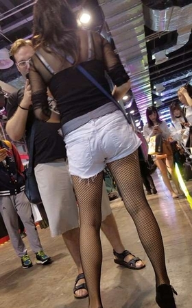 4k-街拍极品性感大眼网袜女神美女