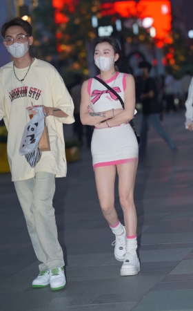 穿增高鞋的短裙女友 [17P]