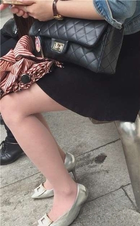 肉色丝袜美足美腿女神公交站等车。