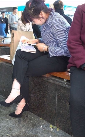 花坛边休息的美女