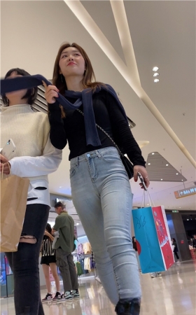 漂亮的紧牛小美女