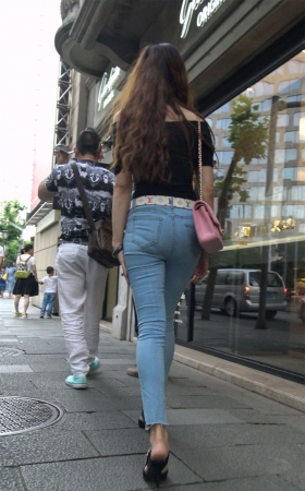 极品性感紧身蓝牛黑T恤大美女