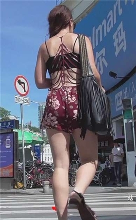 街拍穿着大胆前卫的洋妹子逛超市 [641 MB]