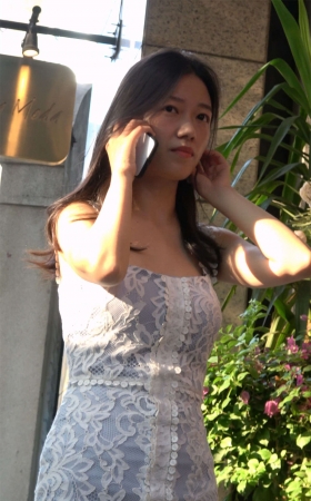 接电话的燕尾裙高跟美女