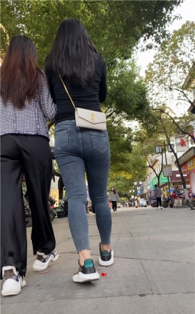 黑衣丰牛小姐姐