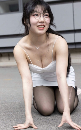 L1016-363P 网红珂珂汤小圆(小汤圆)的丰满美胸和黑丝玉足 10P