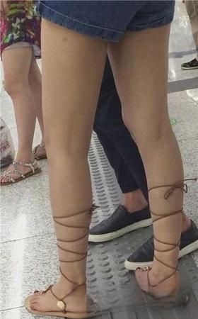等地铁的牛仔热裤吊带衫小美女，凉鞋超有个性