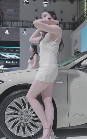 白裙美女