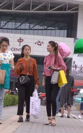 马尾辫粉衬衫紧身黑客清纯美女