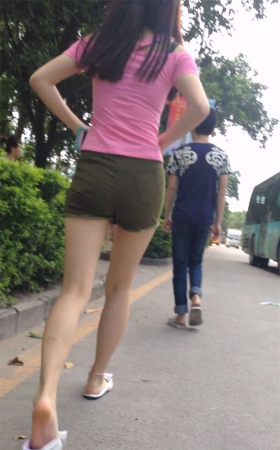 绿色短热裤美女