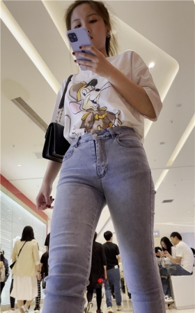 年轻的牛仔小美女