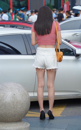 漂亮的露腰小姐姐