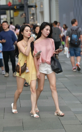 街拍凉拖美腿闺蜜 [17P]
