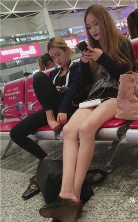 4k-高铁候车室拍摄长腿浓妆小妹妹，身材高挑。