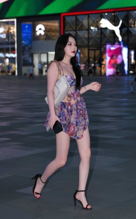 吊带花裙白皙美女 [19P]