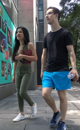 军绿色紧身裤性感肥臀美女