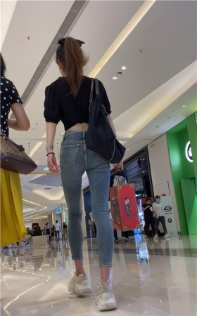 高挑的牛仔裤小美女