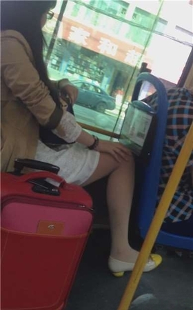公交车上拍摄肉丝袜连衣裙女孩