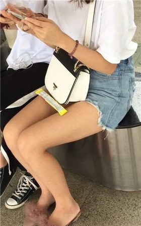 街拍青春漂亮无敌美女，腿玩年类型