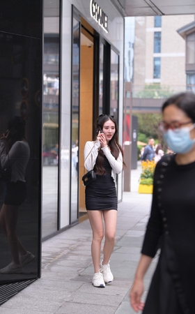 黑色包屯裙美女