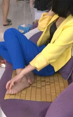 打电话的黄衣美女