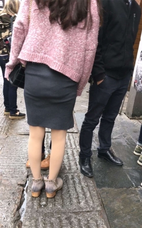 灰色包臀裙长发美眉和男友一起逛街游玩