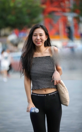 抢镜的可爱美眉 [24P]