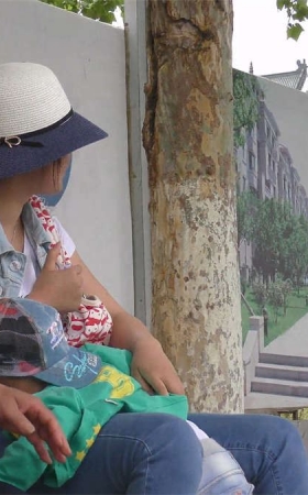 美甲的亮片与凉鞋上的亮钻相得益彰