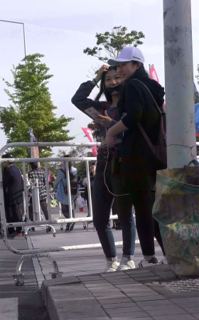 超紧身蓝牛丰腴美女