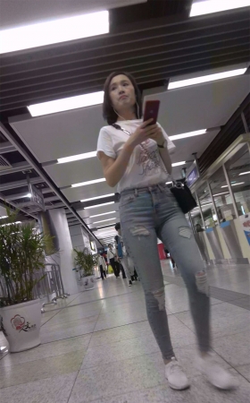 紧身牛仔白T恤运动鞋美女