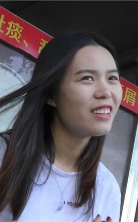 4k-街拍白嫩美足凉鞋清纯美女，一笑倾城