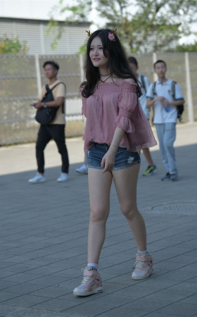 粉色衣服热裤可爱女孩高清原图