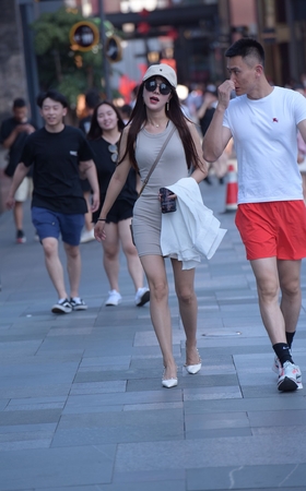 戴着墨镜的连体包臀裙小姐姐